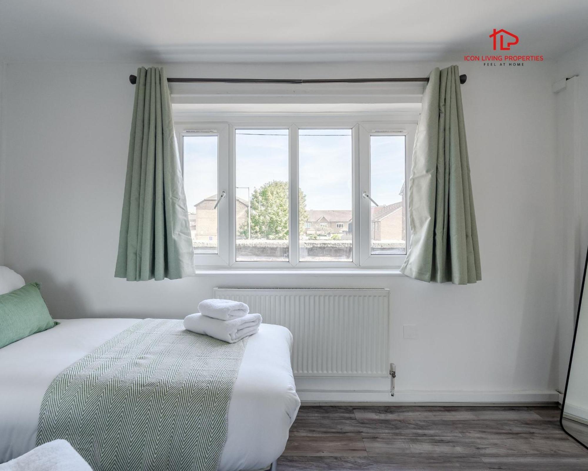 Spacious 1 Bed Flat For Contractors Leisure And Relocation Guests By Icon Living Properties Short Lets And Serviced Accommodation Barking Exterior foto