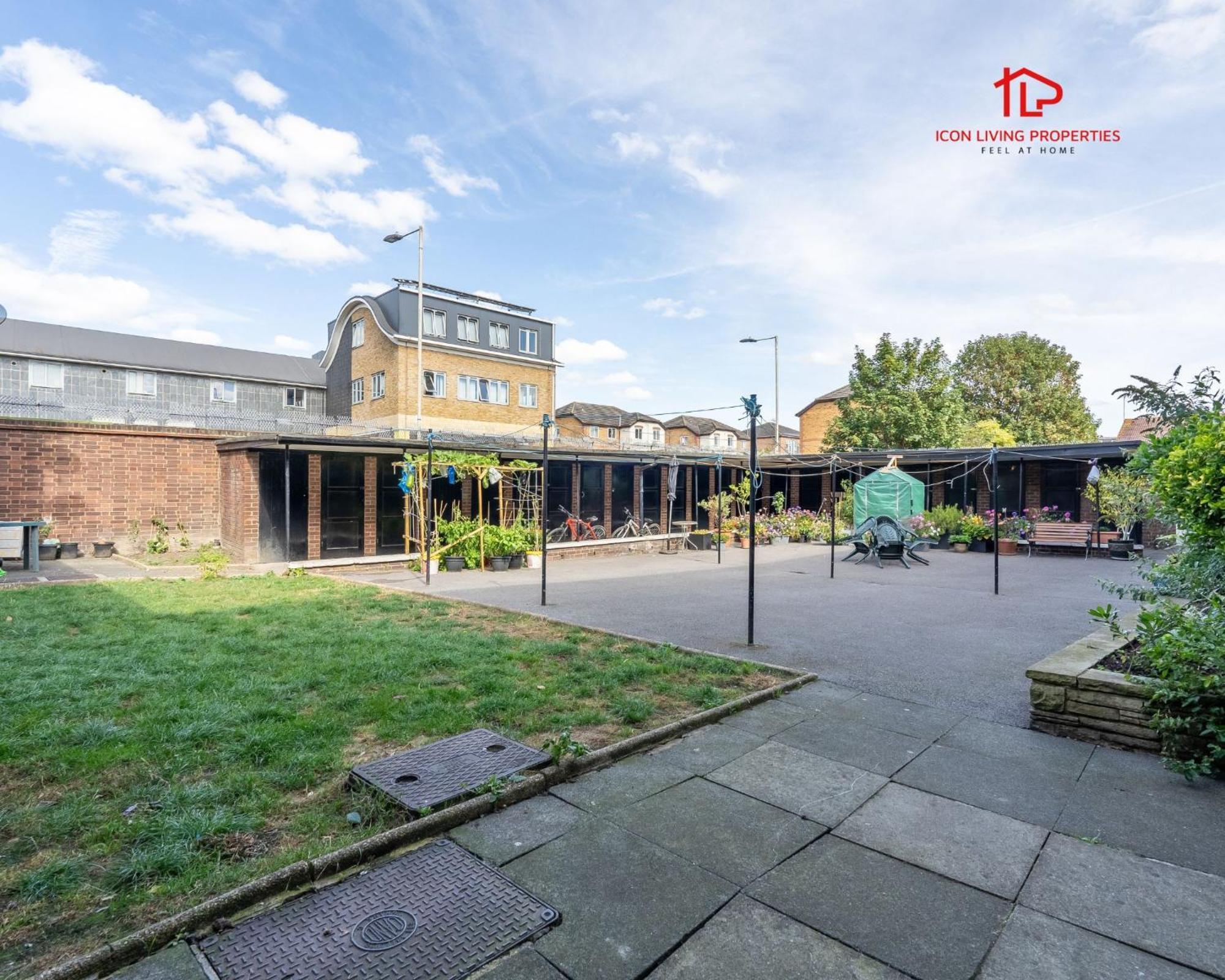Spacious 1 Bed Flat For Contractors Leisure And Relocation Guests By Icon Living Properties Short Lets And Serviced Accommodation Barking Exterior foto