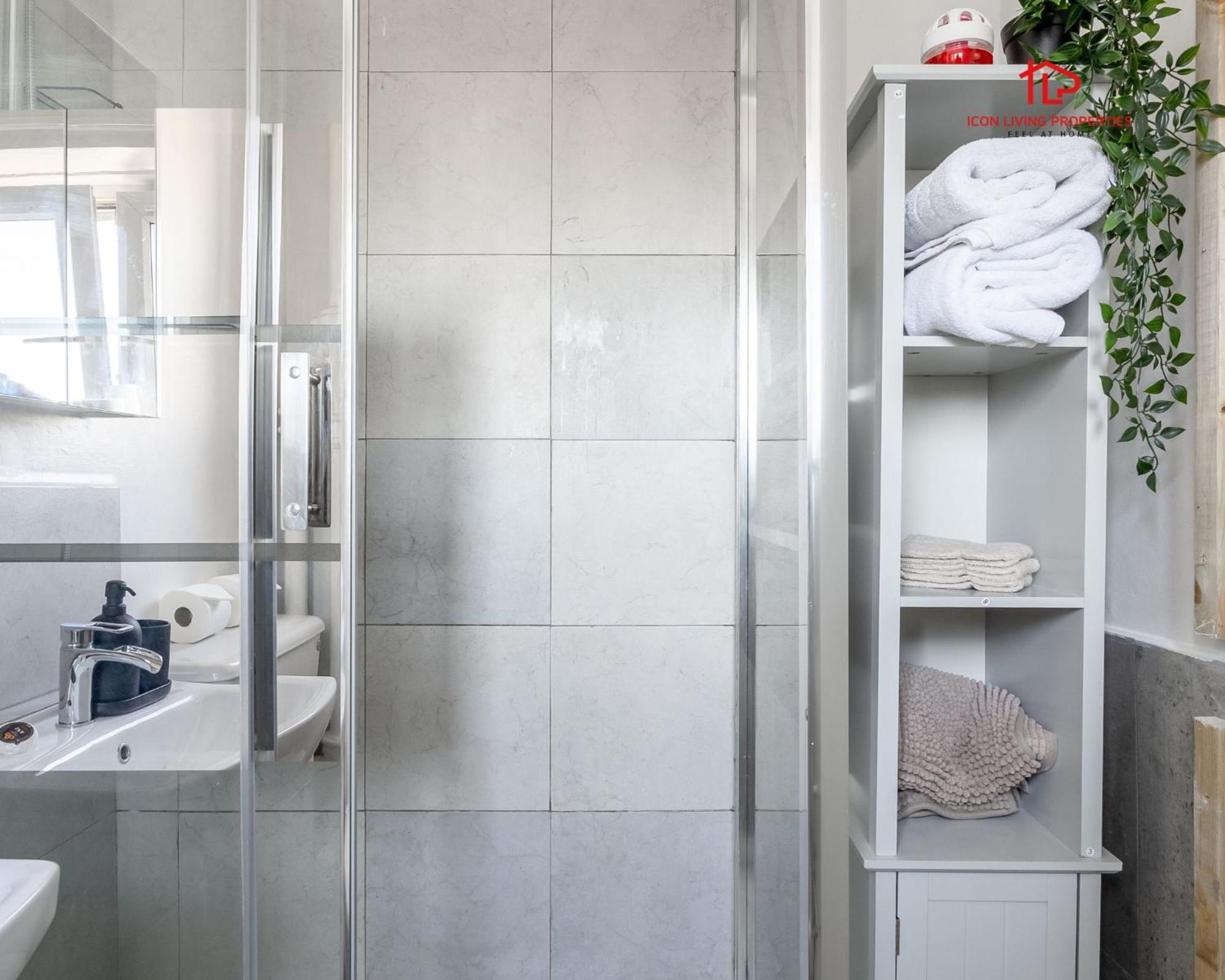 Spacious 1 Bed Flat For Contractors Leisure And Relocation Guests By Icon Living Properties Short Lets And Serviced Accommodation Barking Exterior foto