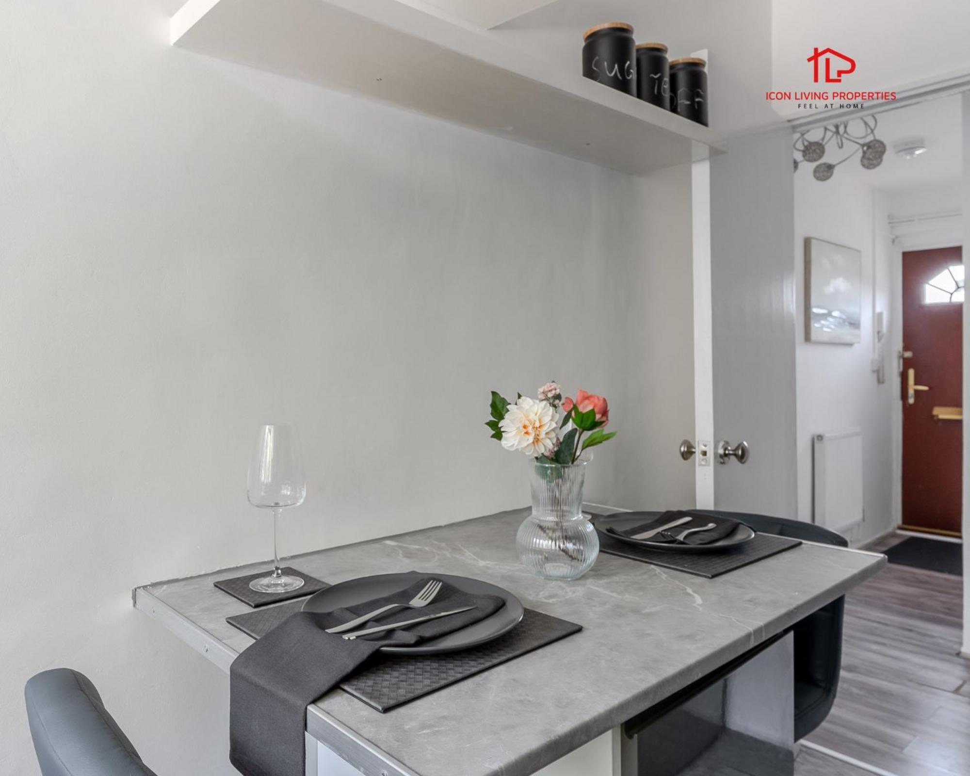 Spacious 1 Bed Flat For Contractors Leisure And Relocation Guests By Icon Living Properties Short Lets And Serviced Accommodation Barking Exterior foto