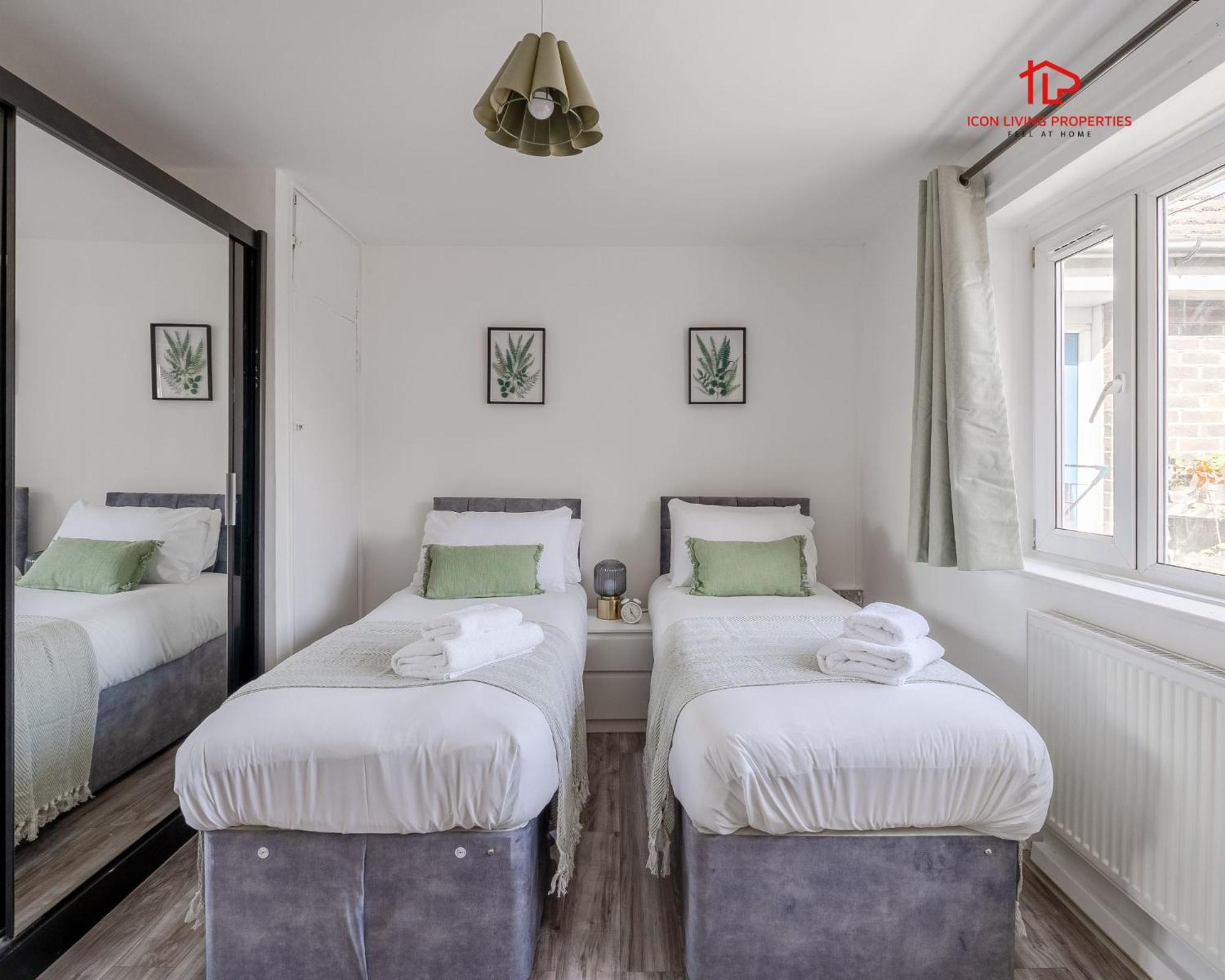 Spacious 1 Bed Flat For Contractors Leisure And Relocation Guests By Icon Living Properties Short Lets And Serviced Accommodation Barking Exterior foto